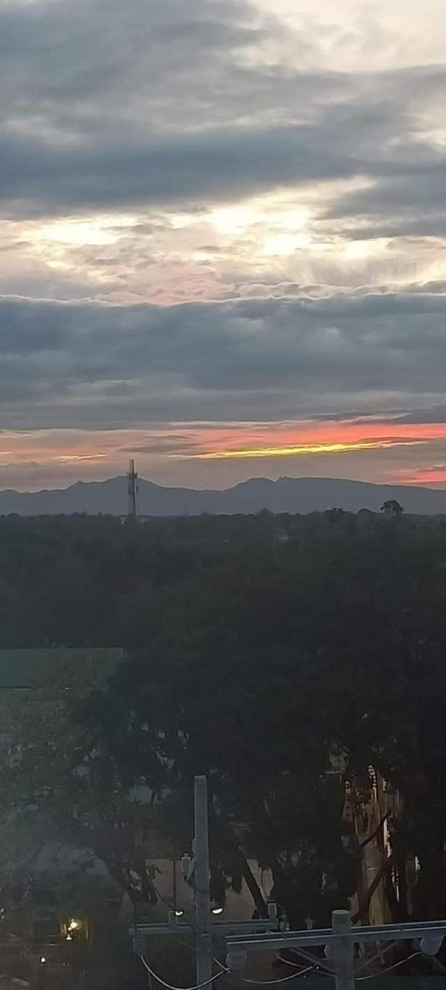 Happy Stays A - Sunset View At Smdc Hope Residences Trece Martires Esterno foto
