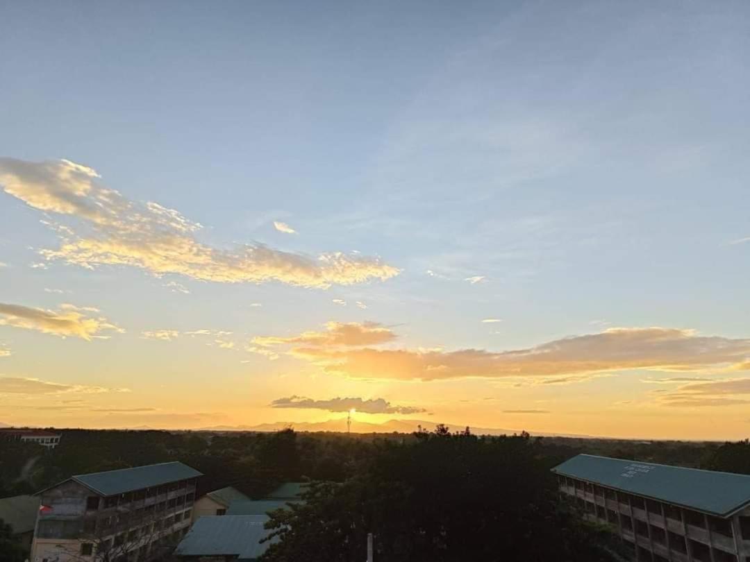 Happy Stays A - Sunset View At Smdc Hope Residences Trece Martires Esterno foto